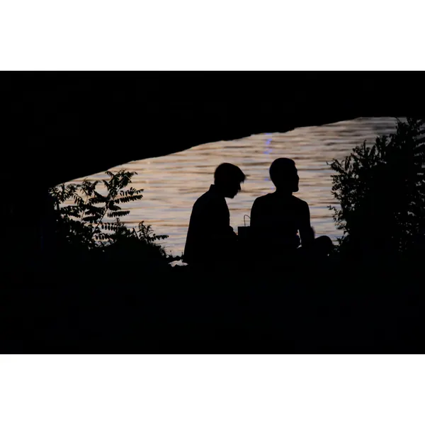 Men kiss night