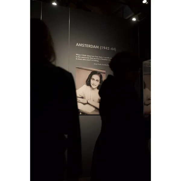 Museum girl photojournalism